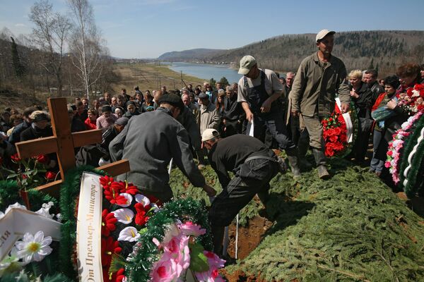 Похороны шахтеров, погибших на шахте Распадская, прошли в Междуреченске Похороны шахтеров, погибших на шахте Распадская, прошли в Междуреченске