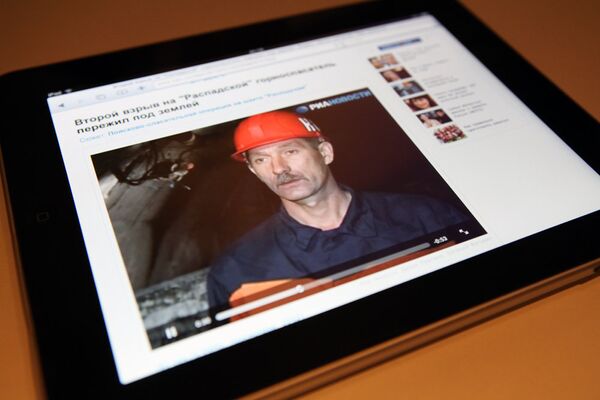Воспроизведение видеосюжета сайта rian.ru на мобильном устройстве iPad Воспроизведение видеосюжета сайта rian.ru на мобильном устройстве iPad