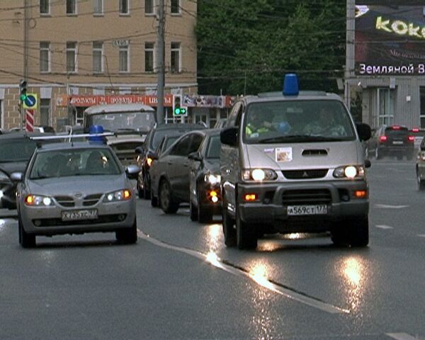 Синие ведерки ударили автопробегом против мигалок по Садовому кольцу Синие ведерки ударили автопробегом против мигалок по Садовому кольцу