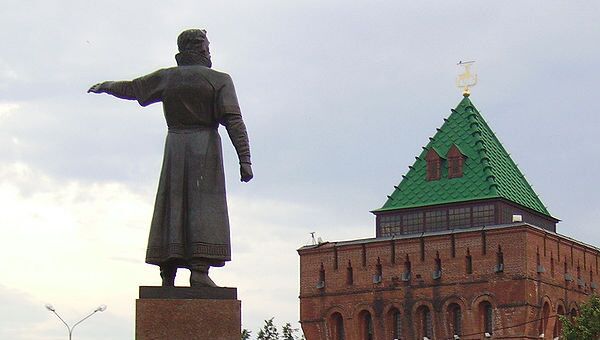 Нижний Новгород, памятник Кузьме Минину и Дмитриевская башня Кремля. Архив Нижний Новгород, памятник Кузьме Минину и Дмитриевская башня Кремля. Архив