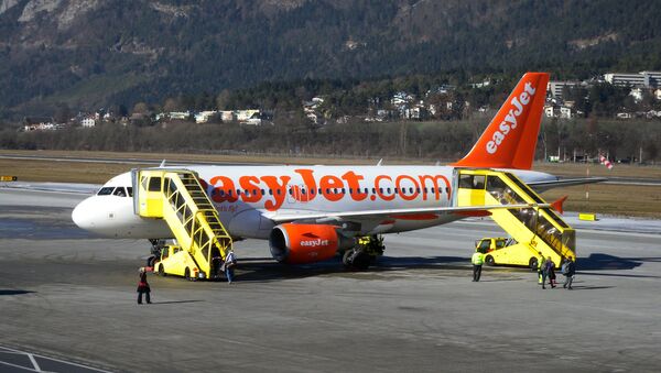 Самолет низкобюджетной авиакомпании easyJet. Архивное фото Самолет низкобюджетной авиакомпании easyJet. Архивное фото