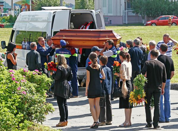 Прощание с погибшими в летнем лагере Азов в Москве Прощание с погибшими в летнем лагере Азов в Москве