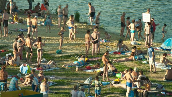 Горожане отдыхают на пляже Горожане отдыхают на пляже