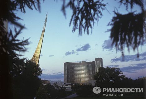 Монумент Покорителям космоса и гостиница Космос Монумент Покорителям космоса и гостиница Космос