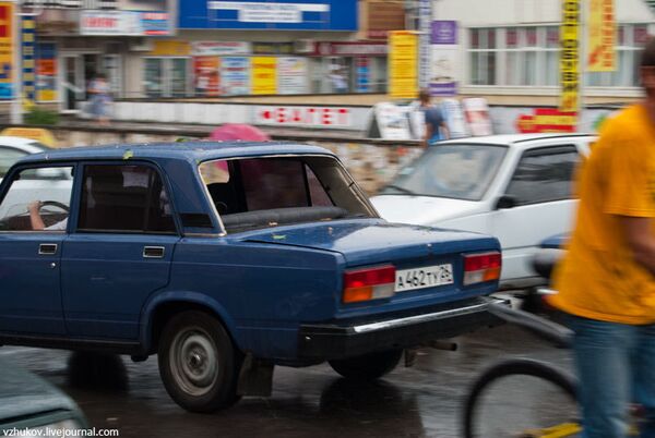 В Пятигорске взорвали машину рядом с кафе В Пятигорске взорвали машину рядом с кафе
