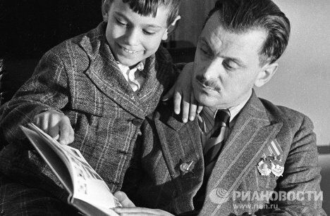 Писатель Сергей Михалков с сыном Андреем, 1946 год Писатель Сергей Михалков с сыном Андреем, 1946 год