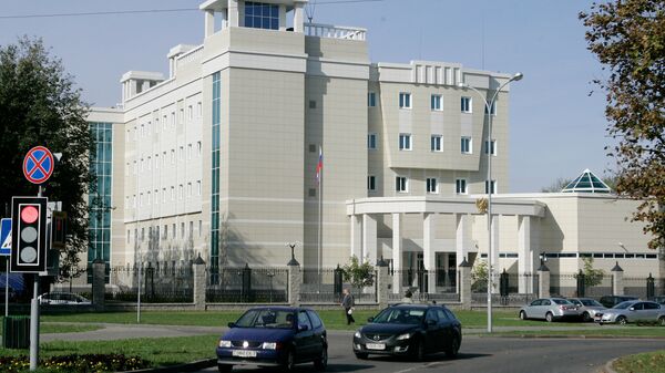 В ворота российского посольства в Минске въехал автомобиль