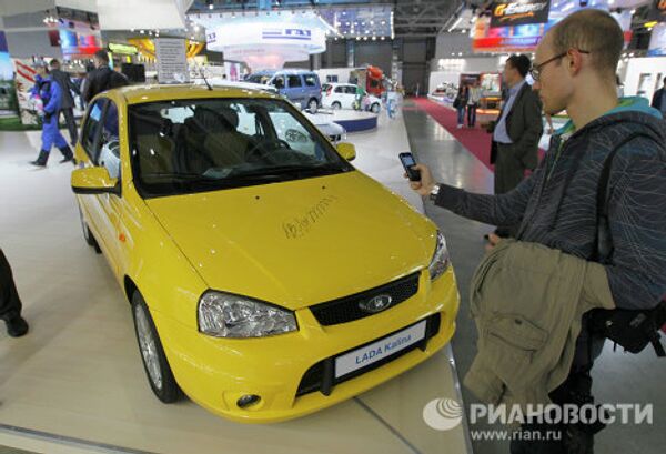 Автомобиль Lada Kalina Sport, на котором В.Путин проехал по трассе Амур, представлен на стенде АвтоВАЗа на Московском автосалоне Автомобиль Lada Kalina Sport, на котором В.Путин проехал по трассе Амур, представлен на стенде АвтоВАЗа на Московском автосалоне