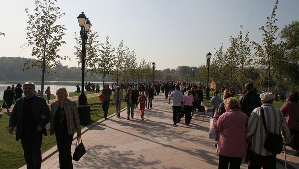 Отдых москвичей в парке Царицыно. Архивное фото Отдых москвичей в парке Царицыно. Архивное фото