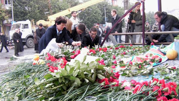 Цветы и свечи на месте взрыва во Владикавказе, 10 сентября 2010 года Цветы и свечи на месте взрыва во Владикавказе, 10 сентября 2010 года