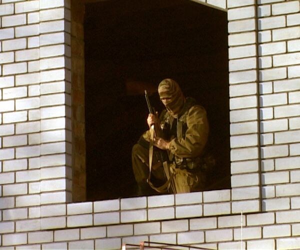 Сотрудник правоохранительных органов во время спецоперации в Махачкале. Сотрудник правоохранительных органов во время спецоперации в Махачкале.