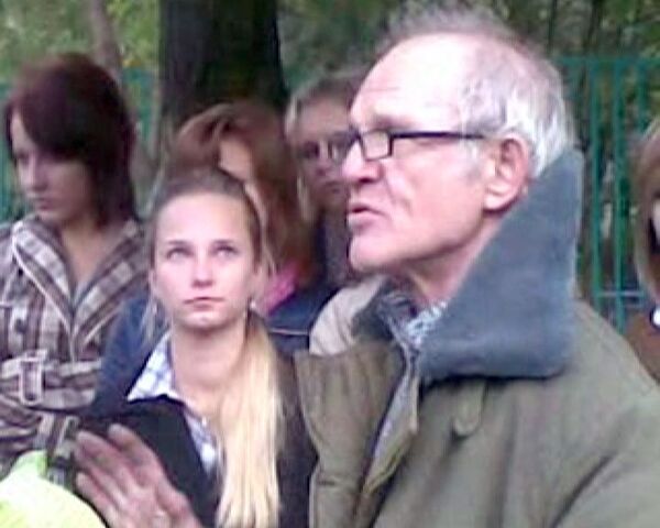 Выпускники лицея, где нашли порно, встали на сторону директора Выпускники лицея, где нашли порно, встали на сторону директора