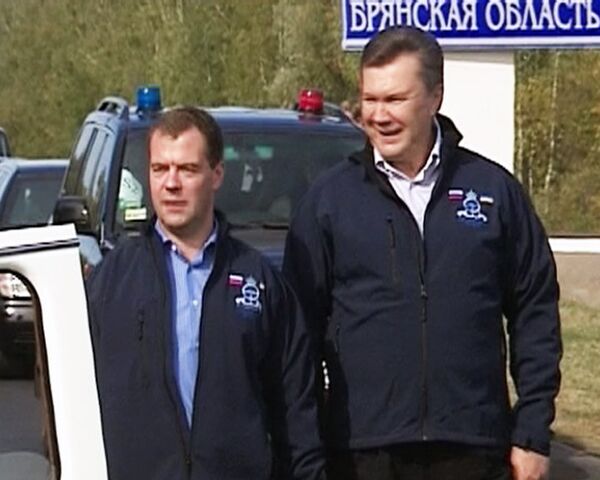Медведев и Янукович укрепили дружбу народов автопробегом Медведев и Янукович укрепили дружбу народов автопробегом