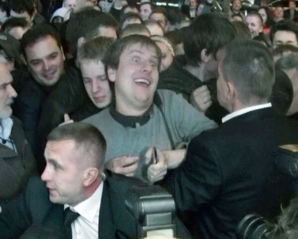 За первым iPhone 4 в Москве выстроилась очередь из четырехсот человек За первым iPhone 4 в Москве выстроилась очередь из четырехсот человек