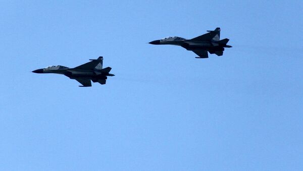 Демонстрационный полет двух Су-30МК2. Архив Демонстрационный полет двух Су-30МК2. Архив