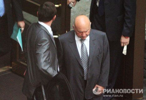 Бывший мэр Москвы Юрий Лужков у здания мэрии Бывший мэр Москвы Юрий Лужков у здания мэрии