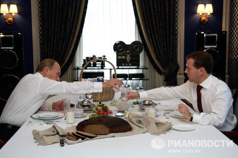 Встреча Дмитрия Медведева и Владимира Путина Встреча Дмитрия Медведева и Владимира Путина