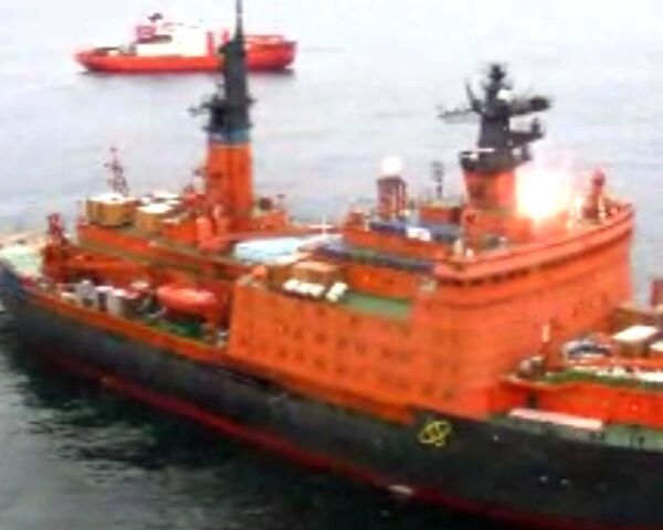 Экипажи двух научных экспедиций встретились в море Лаптевых Экипажи двух научных экспедиций встретились в море Лаптевых