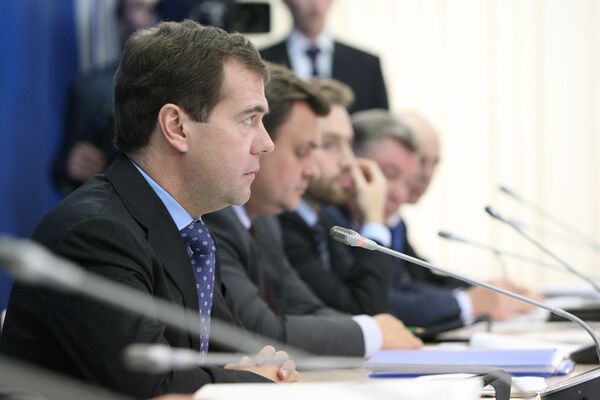 Президент РФ Д.Медведев провел совещание по обеспечению лекарствами пожилых граждан-льготников Президент РФ Д.Медведев провел совещание по обеспечению лекарствами пожилых граждан-льготников