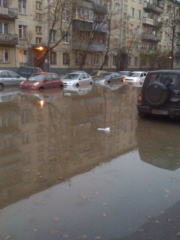 Прорыв водопровода на улице Маломосковская в Москве Прорыв водопровода на улице Маломосковская в Москве
