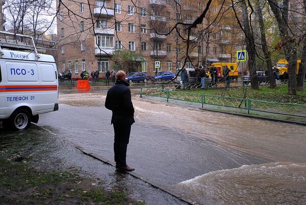 Прорыв водопровода на улице Маломосковская в Москве Прорыв водопровода на улице Маломосковская в Москве