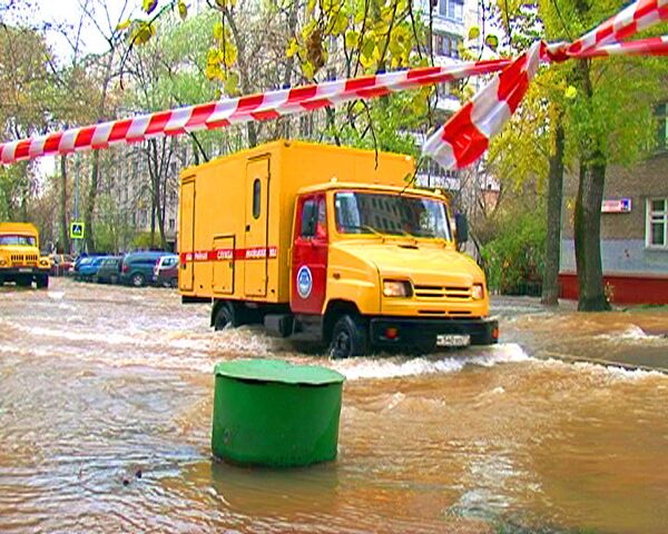 Московские улицы уходят под воду в результате аварии на трубопроводе Московские улицы уходят под воду в результате аварии на трубопроводе