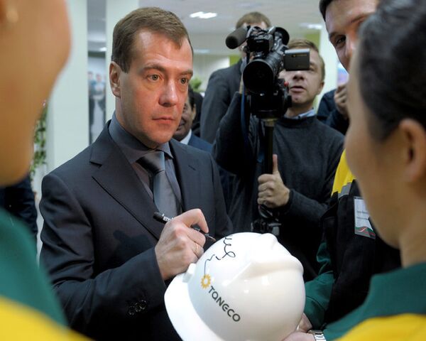 Нижнекамские нефтяники взяли у Медведева автограф и позвали на Сабантуй Нижнекамские нефтяники взяли у Медведева автограф и позвали на Сабантуй