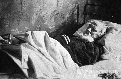 Писатель Лев Толстой на смертном одре Писатель Лев Толстой на смертном одре
