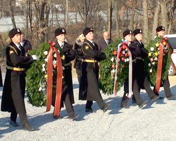 Жертвы репрессий перезахоронены в братской могиле спустя полвека Жертвы репрессий перезахоронены в братской могиле спустя полвека