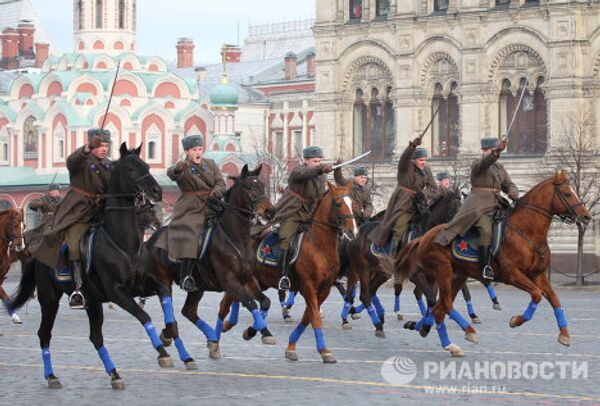 Марш в честь 69-й годовщины парада 7 ноября 1941 года Марш в честь 69-й годовщины парада 7 ноября 1941 года