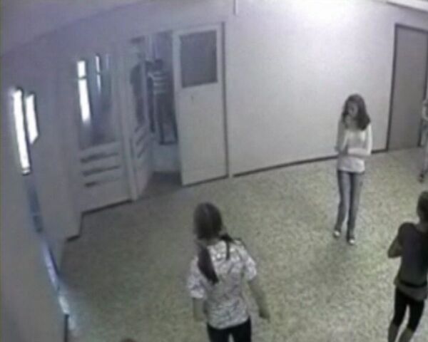 Стоп-кадр видеозаписи одной из камер наблюдения установленных в школе №339 Невского района города Санкт-Петербурга Стоп-кадр видеозаписи одной из камер наблюдения установленных в школе №339 Невского района города Санкт-Петербурга