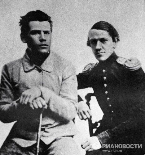 Писатель Лев Толстой с братом Николаем Писатель Лев Толстой с братом Николаем