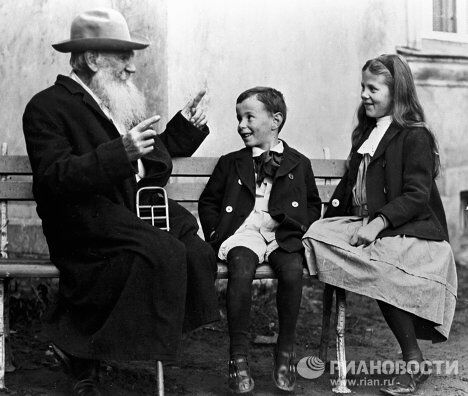 Лев Толстой с внуками Соней и Ильей Лев Толстой с внуками Соней и Ильей
