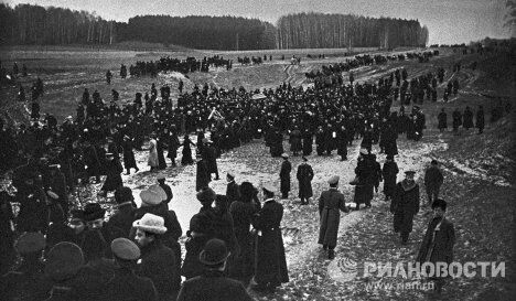 Похоронная процессия с телом русского писателя Льва Николаевича Толстого Похоронная процессия с телом русского писателя Льва Николаевича Толстого