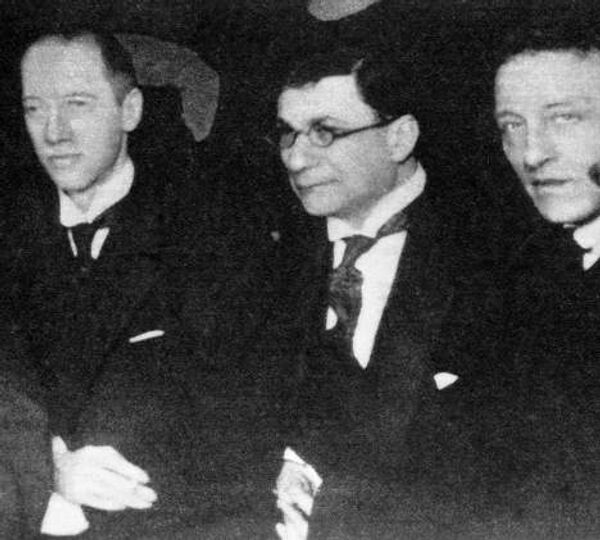 Поэты Николай Гумилев, Зиновий Гржебин и Александр Блок Поэты Николай Гумилев, Зиновий Гржебин и Александр Блок