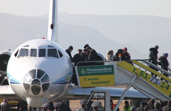 Самолет с телами погибших при аварийной посадке Ту-154 в Москве прибывает в Махачкалу Самолет с телами погибших при аварийной посадке Ту-154 в Москве прибывает в Махачкалу