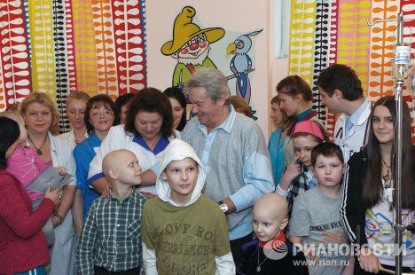 Ален Делон посетил детское онкологическое отделение больницы № 31 в Санкт-Петербурге Ален Делон посетил детское онкологическое отделение больницы № 31 в Санкт-Петербурге