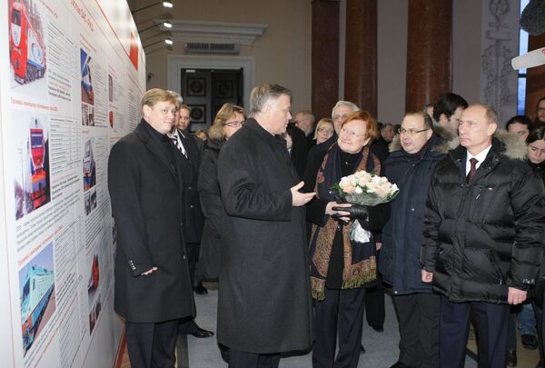 Председатель правительства РФ Владимир Путин (справа) и президент Финляндии Тарья Халонен (третья справа) Председатель правительства РФ Владимир Путин (справа) и президент Финляндии Тарья Халонен (третья справа)