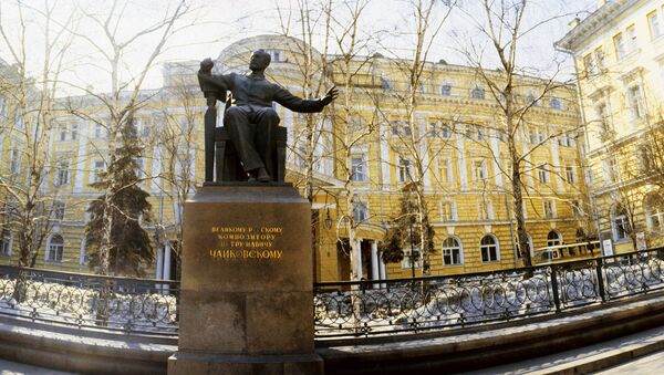Памятник П.И.Чайковскому у здания Московской консерватории. Архивное фото Памятник П.И.Чайковскому у здания Московской консерватории. Архивное фото