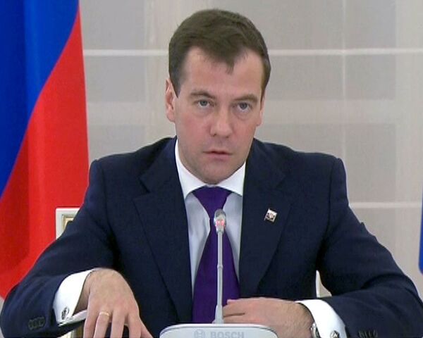 Медведев считает низкими российские зарплаты Медведев считает низкими российские зарплаты