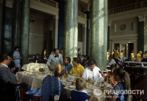 Немецкие космонавты Зигмунд Йен и Эберхард Келлнер в ресторане Немецкие космонавты Зигмунд Йен и Эберхард Келлнер в ресторане