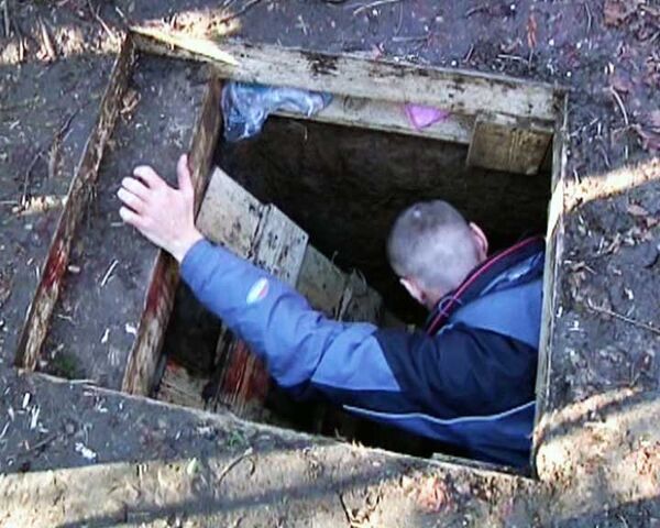 Блиндаж, где нашли убитых охотников, мог быть логовом боевиков Блиндаж, где нашли убитых охотников, мог быть логовом боевиков