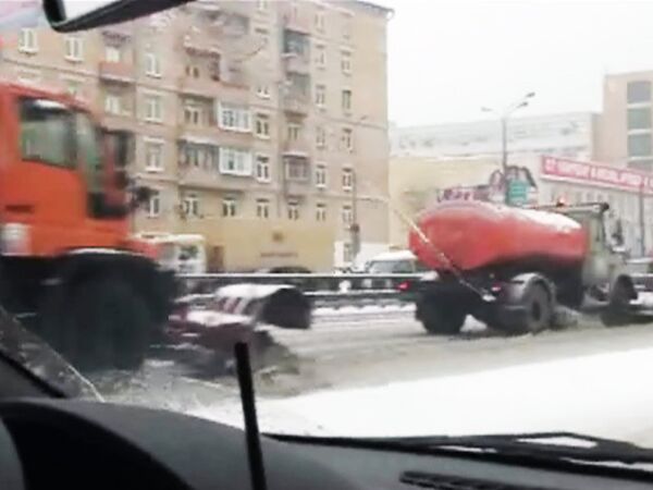 Колонны спецтехники борются со снегом на дорогах Москвы Колонны спецтехники борются со снегом на дорогах Москвы