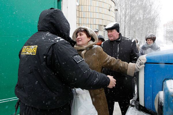 Женщина пытается получить информацию о ее родственнике, который задержан властями после демонстраци в Минске 19 декабря Женщина пытается получить информацию о ее родственнике, который задержан властями после демонстраци в Минске 19 декабря