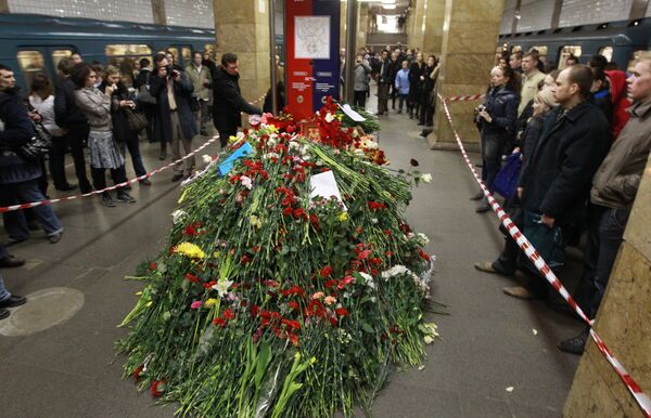 Москвичи почтили память погибших в результате взрыва на станции метро Парк культуры Москвичи почтили память погибших в результате взрыва на станции метро Парк культуры