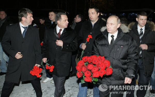 Премьер-министр РФ Владимир Путин возложил цветы к могиле болельщика Спартака Егора Свиридова Премьер-министр РФ Владимир Путин возложил цветы к могиле болельщика Спартака Егора Свиридова