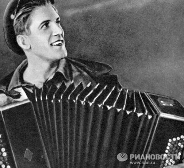 Актер Николай Крючков в сцене из фильма Трактористы Актер Николай Крючков в сцене из фильма Трактористы
