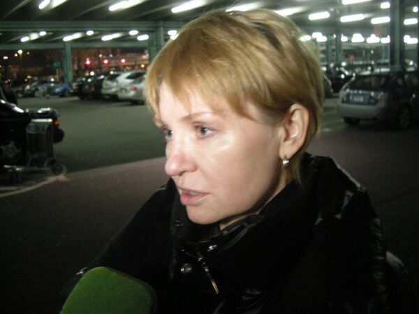 Алла Бут, жена Виктора Бута, в аэропорту имени Кеннеди в Нью-Йорке после допроса Алла Бут, жена Виктора Бута, в аэропорту имени Кеннеди в Нью-Йорке после допроса