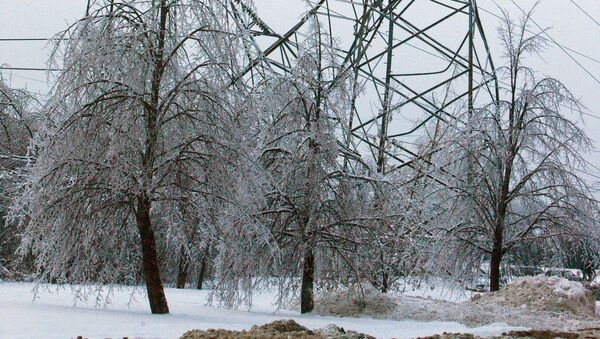 Восстановительные работы пострадавшей от обледенения линии электропередачи Восстановительные работы пострадавшей от обледенения линии электропередачи