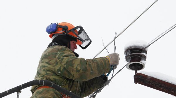 Очистка территорий вблизи автотрасс и высоковольтных линий от падающих обледеневших деревьев